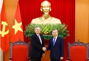 越共中央总书记苏林会见美国参议员史蒂夫·戴恩斯