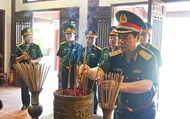 越南人民军政治总局工作代表团在范文同总理纪念区敬香