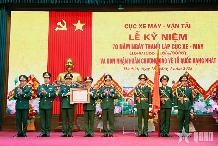 潘文江大将出席车辆-机械局成立70周年庆典活动。