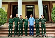 越南人民军总政治局领导走访慰问阮仲义同志