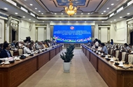 胡志明市人民委员会领导与国内外老战地记者会面