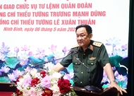 武明良上将出席12军团司令职务交接会议