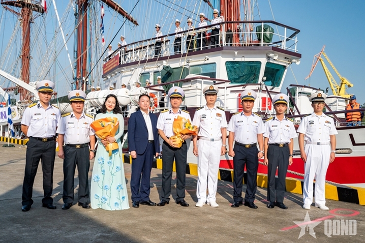 黎贵惇号帆船开始与中国海军进行访问交流