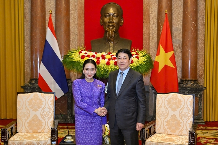 越南国家主席梁强会见泰国总理佩通坦·钦那瓦
