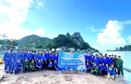 海警第四区司令部与渔民并肩同行