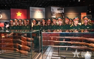参加阅兵游行力量参观越南军事历史博物馆