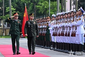 阮新疆大将主持欢迎仪式并与泰国军队最高司令举行会谈