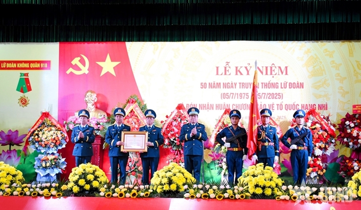 黎辉咏上将出席918空军旅传统日50周年纪念典礼