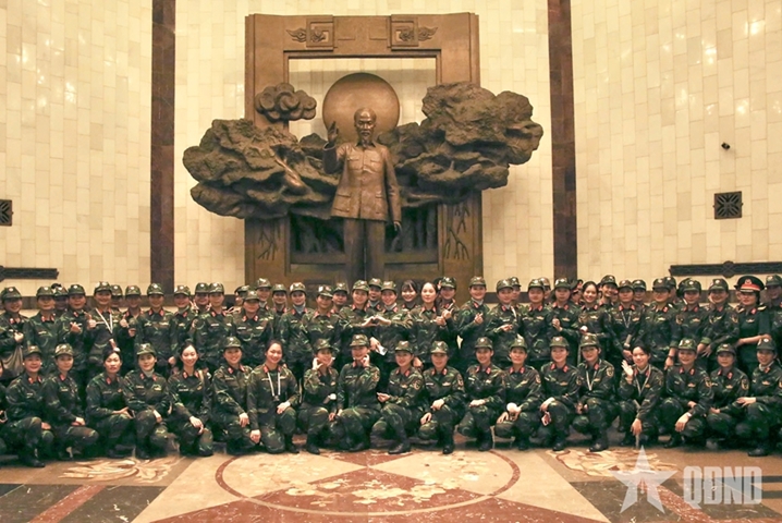 阅兵游行力量参观胡志明博物馆