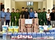 给因洪水围困孤立的老挝边防单位提供生活必需品