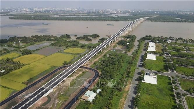 连接南部重点经济区隆城机场、港口、物流的三条高速公路开工建设
