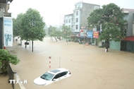 第11号台风“麦德姆”残余环流持续影响 越南多地全力抢险救灾