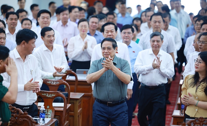 越南政府总理范明政走访芹苴市选民