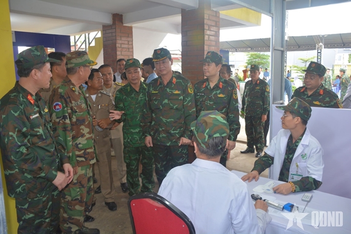 越柬军医为边民送医送药