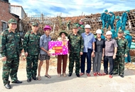 军队各单位积极援助群众克服第13号台风和洪涝的后果