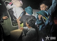 冒着风暴救助民众