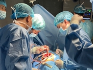 175军医院在越南长沙岛诊疗所成功实施开胸手术