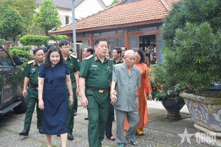 阮仲义大将对同塔省和永隆省进行工作访问