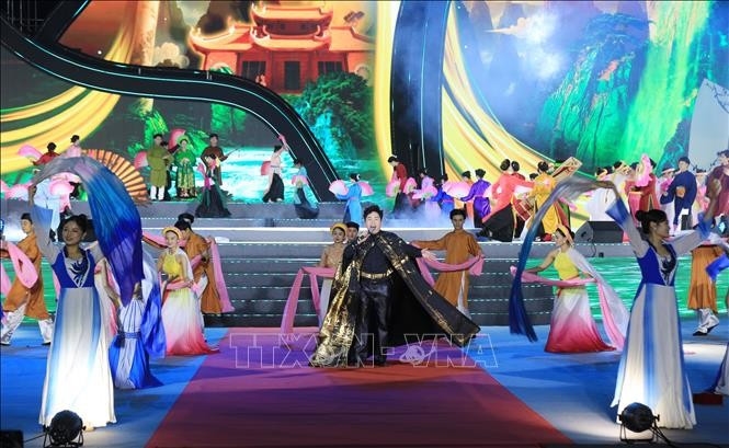 越南与中国文化在首届红河文化节开幕之夜绽放绚丽色彩