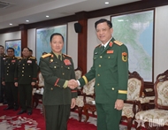 阮长胜上将礼节性拜会老挝国防部长