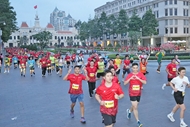 胡志明市国际马拉松比赛吸引逾2.3万名运动员参赛
