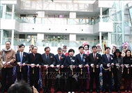 以胡志明主席为主题的系列光影雕塑作品在韩国首尔亮相