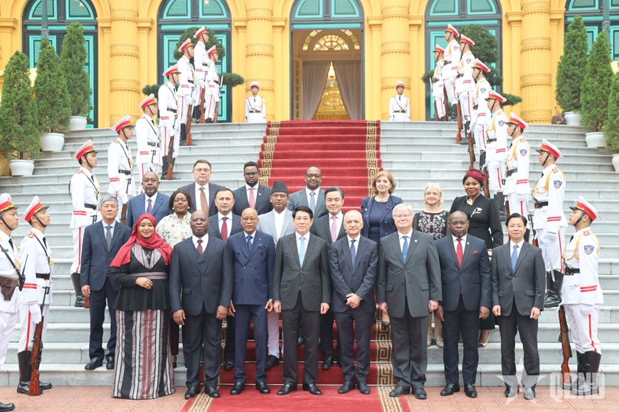 越南国家主席梁强接受多国新任驻越大使递交国书