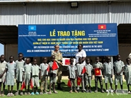 胡伯伯部队向阿卜耶伊人民赠送贴心礼物