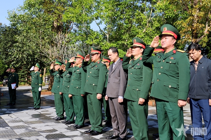 第三军区党委、司令部代表团在波亨国家历史遗迹区敬香缅怀各位英烈