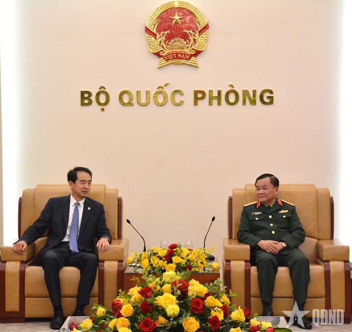 黄春战上将会见中国住越南大使