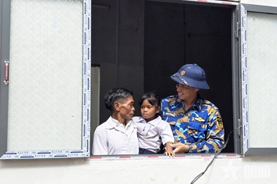 海军第四区部队帮助人民群众盖新房