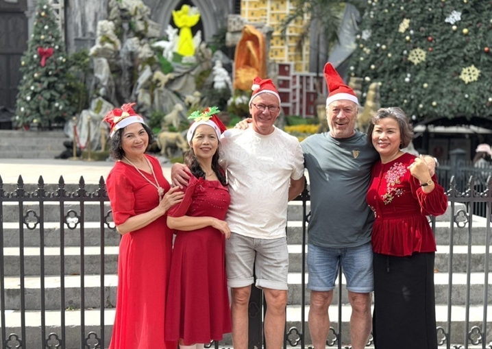 外国游客在河内欢乐迎接圣诞节