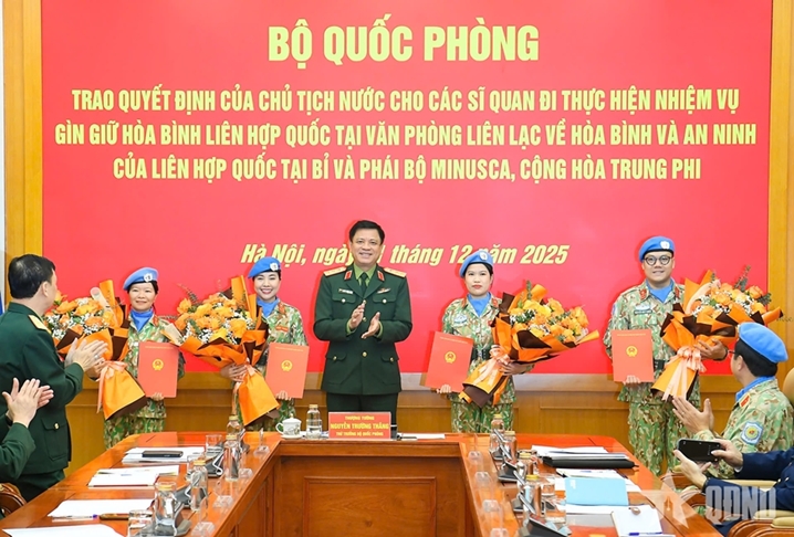 向参加联合国维和行动的四名军官颁发国家主席的决定书