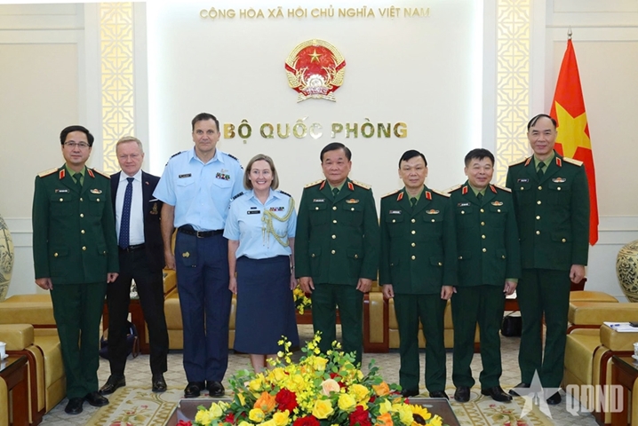 黄春战上将会见新西兰国防武官