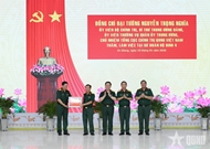 中央军委、国防部代表团访问对第9军区4师进行工作调研