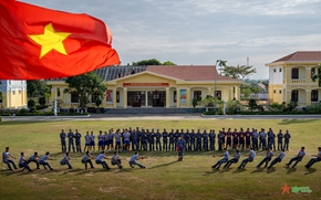 钢铁战士坚守在风头浪尖上