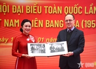 接收俄罗斯驻越大使馆捐赠有关胡志明主席30幅宝贵资料图片