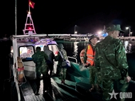 岘港市边防部队将中风患者从岛上转运至陆地接受治疗