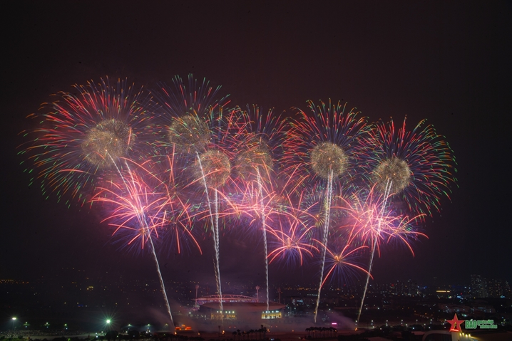 精彩绝伦的宏大艺术烟花表演 庆祝越共十四大的成功

