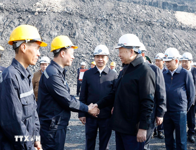 苏林总书记莅临广宁省向煤矿工人致以新春祝福