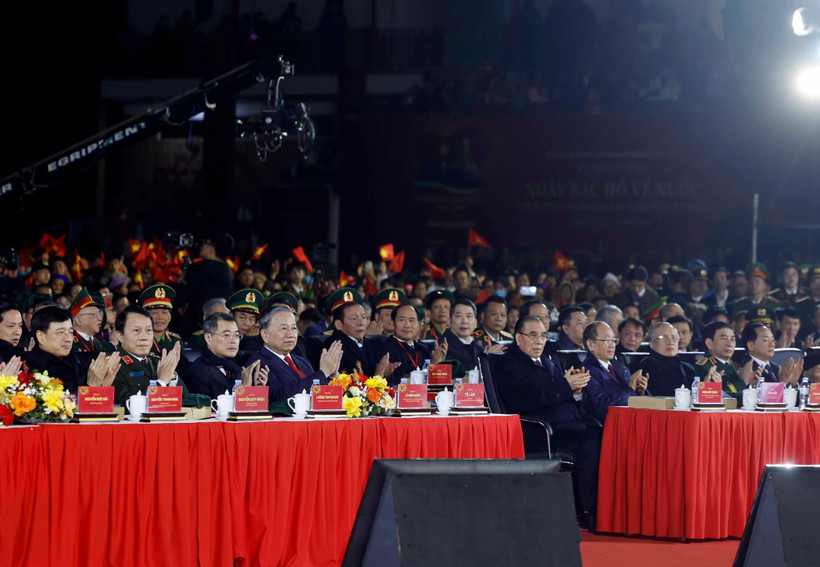 越南高层领导出席“赤手塑山河”四地联动特别节目