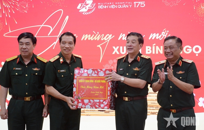 张天苏上将走访慰问胡志明市部分单位并向官兵拜年