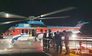 直升机将患者从长沙送回陆地救治