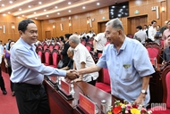 越南国会主席陈青敏会见芹苴市历届领导代表