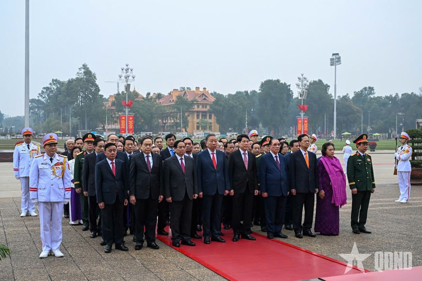 越南共产党建党96周年：党和国家领导人入陵瞻仰胡志明主席遗容