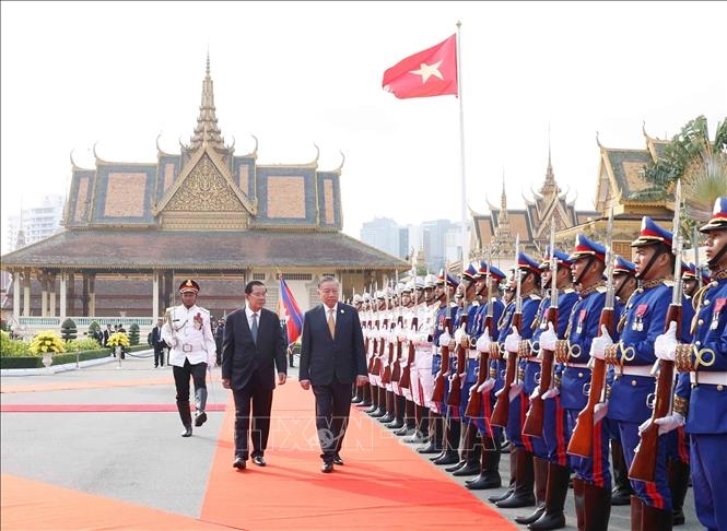 洪森亲王为越共中央总书记苏林一行举行隆重欢迎仪式