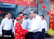 苏林总书记走访慰问研究家阮廷思并致以新春祝福