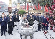 越共中央总书记苏林敬献鲜花、上香缅怀革命前辈领导同志