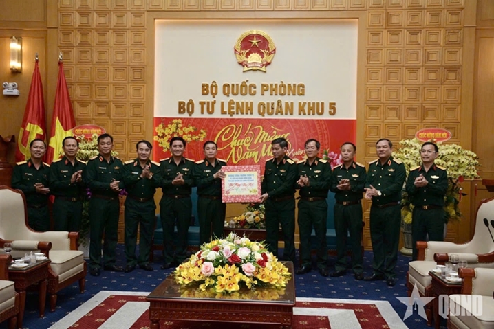 张天苏上将视察第五军区司令部并致以新春祝福