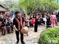在越南各民族文化旅游村喜迎新春
